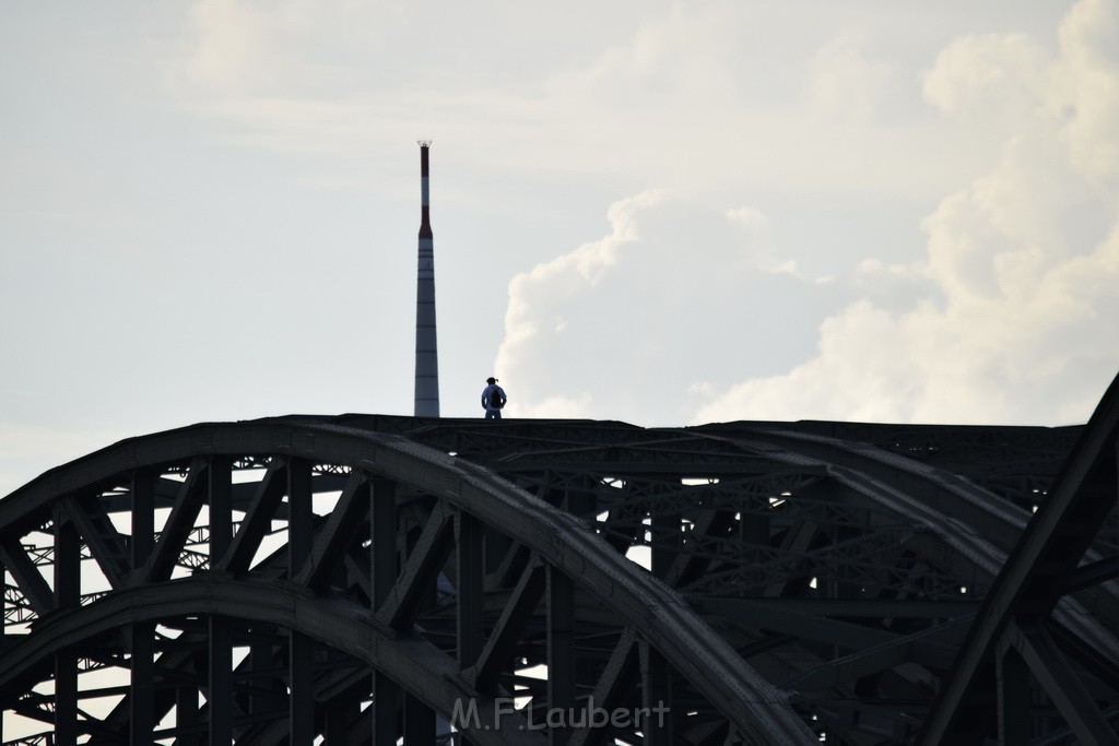 PSpringt kein Suizid Brueckenspringer Koeln Hohenzollernbruecke P080.JPG - Miklos Laubert